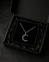 luneth-moon-crescent-necklace-silver-giftboxl-hellaholics-look-2