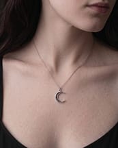 luneth-moon-crescent-necklace-silver-neck-close-up-model-hellaholics-look