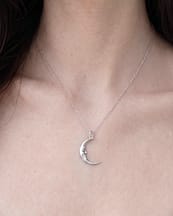 90s-crescent-moon-necklace-silver-chain-neck-close-up-model-hellaholics