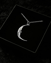 90s-crescent-moon-necklace-silver-giftbox-hellaholics