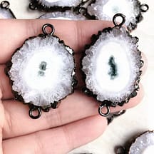 goddess-geode-bronze-slice-necklace-hellaholics-size-hand