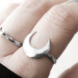 Hunting moon silver ring