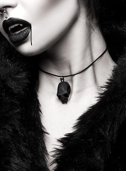 blood-junkie-choker-rogue-and-wolf-by-beatriz-mariano-cropped