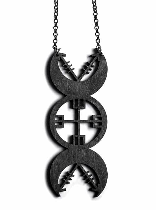nores-priestess-necklace-black-hellaholics