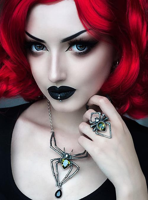 emerald-venom-necklace-alchemy-england-model-obsidiankerttu-sold-by-hellaholics