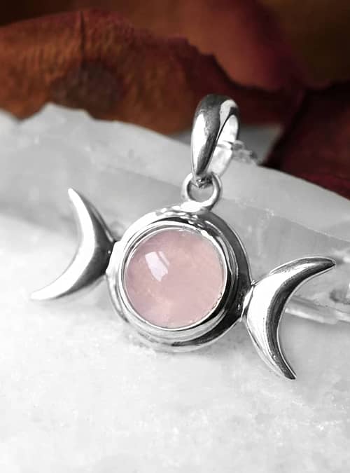 triple-moon-rose-quartz-silver-pendant-close-up-hellaholics(1)