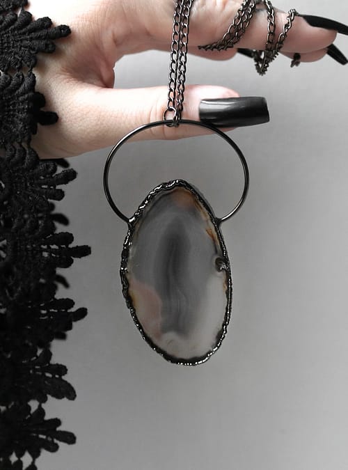circle-of-life-agate-brown-necklace-hellaholics-hand-size