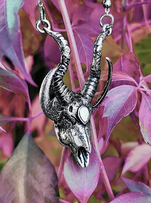 silver-crescent-skull-pendant-restyle-hellaholics-nature