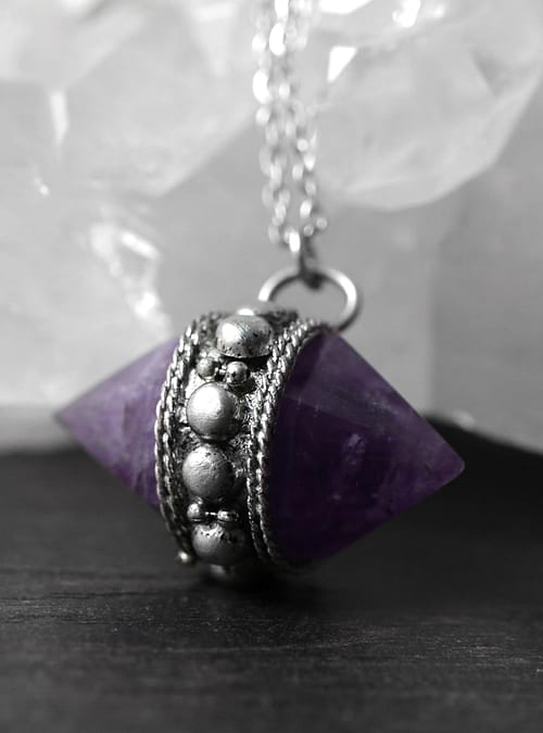 gypsy-spell-amethyst-necklace-close-up-hellaholics
