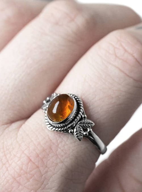 freya-amber-silver-ring-finger-hellaholics (1)