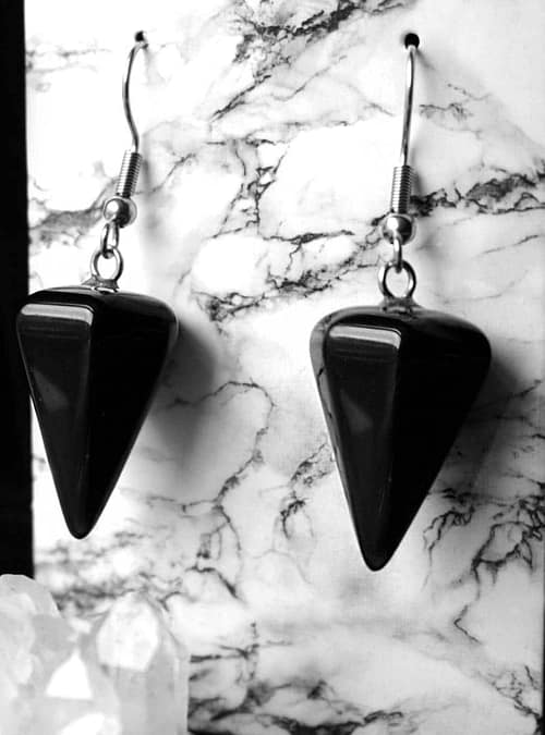 pendulum-onyx-earrings-close-up-hellaholics