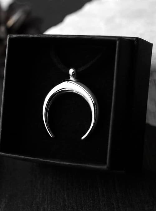 hunting-moon-stainless-steel-necklace-close-up-hellaholics