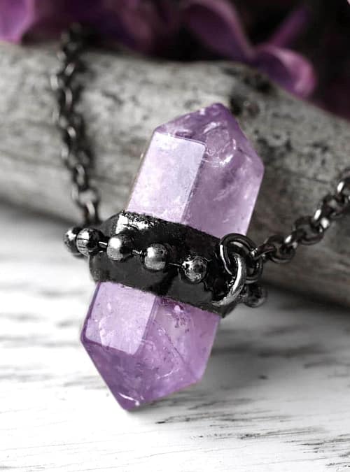 zaria-amethyst-necklace-close-up-hellaholics