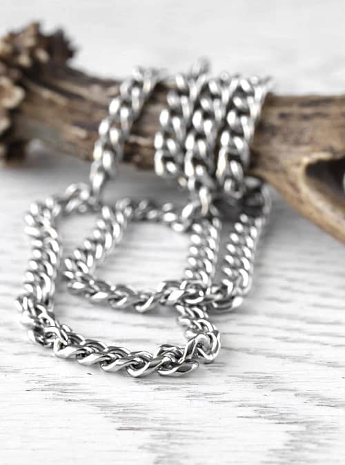 lita-stainless-steel-chain-necklace-hellaholics-close-up