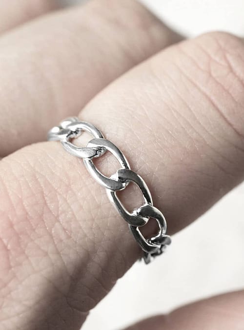 never-break-the-chain-close-up-finger-silver-ring-hellaholics