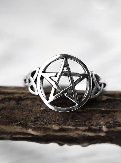 pagan-pentagram-silver-ring-close-up-hellaholics