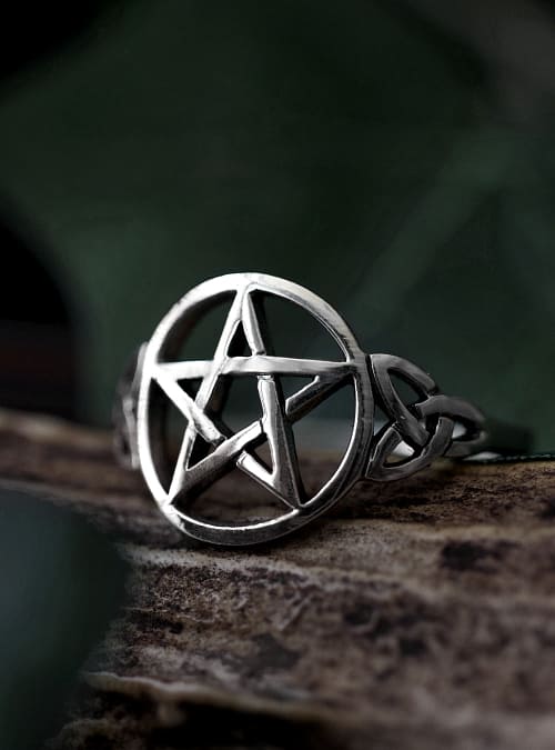 pagan-pentagram-sterling-silver-ring-close-up-hellaholics (1)