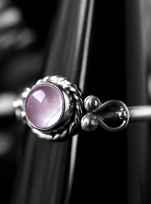 amaya-rose-quartz-silver-ring-close-up-hellaholics