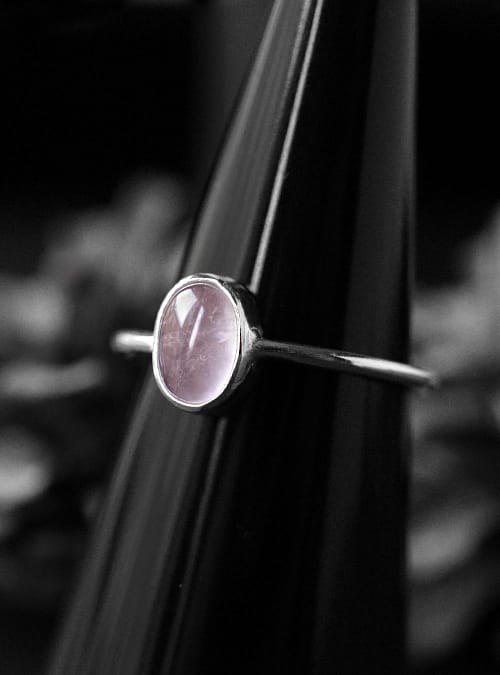 theia-rose-quartz-silver-ring-close-up-hellaholics