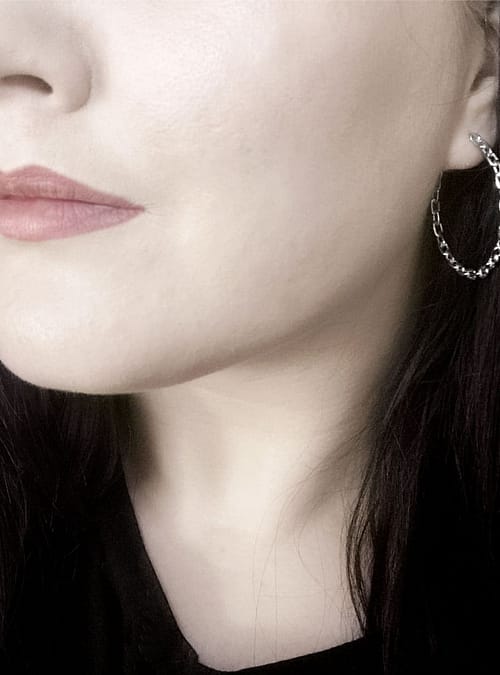chain-sterling-silver-earrings-hoops-close-up-hellaholics (1)