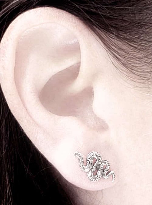 serpent-sterling-silver-stud-earrings-hellaholics-ear (2)