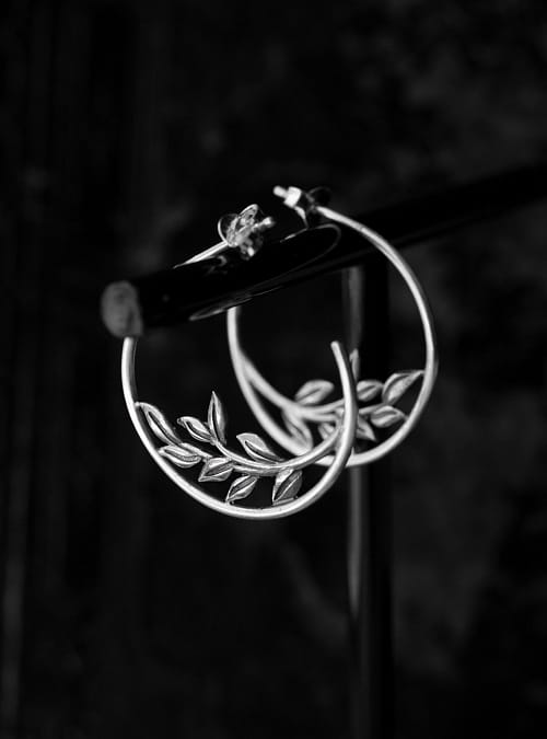 spring-fever-silver-hoop-leaf-earrings-hellaholics-mood-image