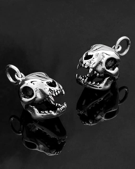 cat-skull-silver-necklace-hellaholics-back
