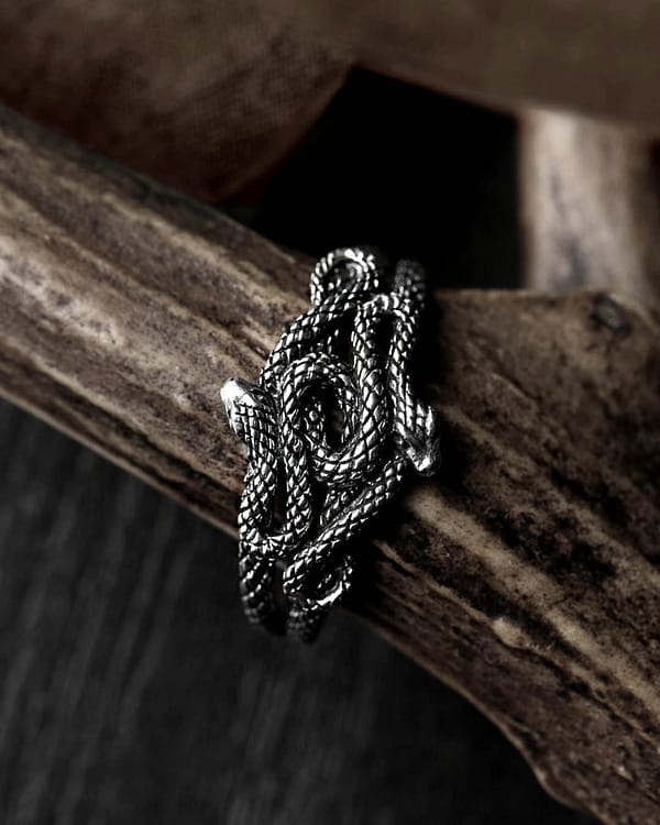 duo-serpent-snake-silver-ring-close-up-hellaholics (7)