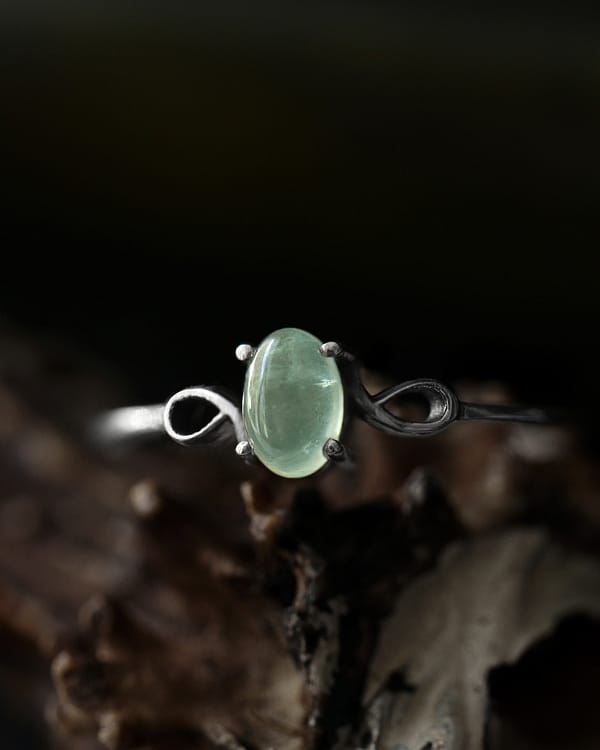 dione-prehnite-silver-ring-close-up-hellaholics (2)
