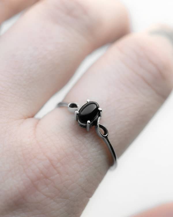 dione-black-onyx-silver-ring-finger-close-up-hellaholics (1)