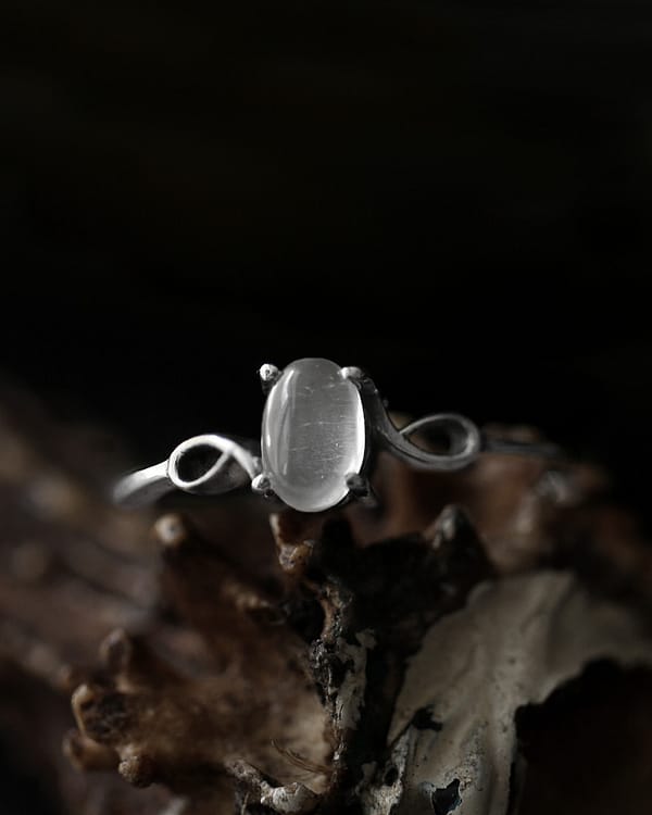 dione-crystal-quartz-silver-ring-hellaholics (1)