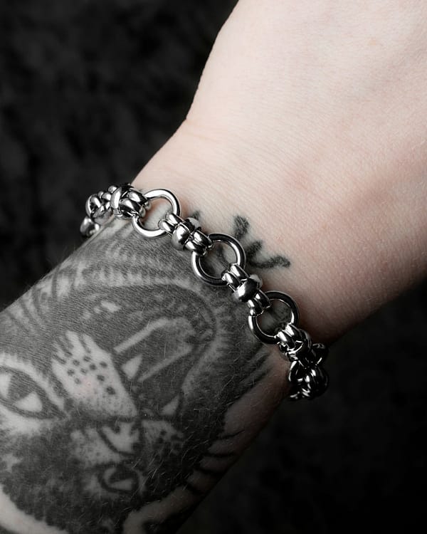 harley-stainless-steel-round-link-bracelet-hellaholics-on-wrist