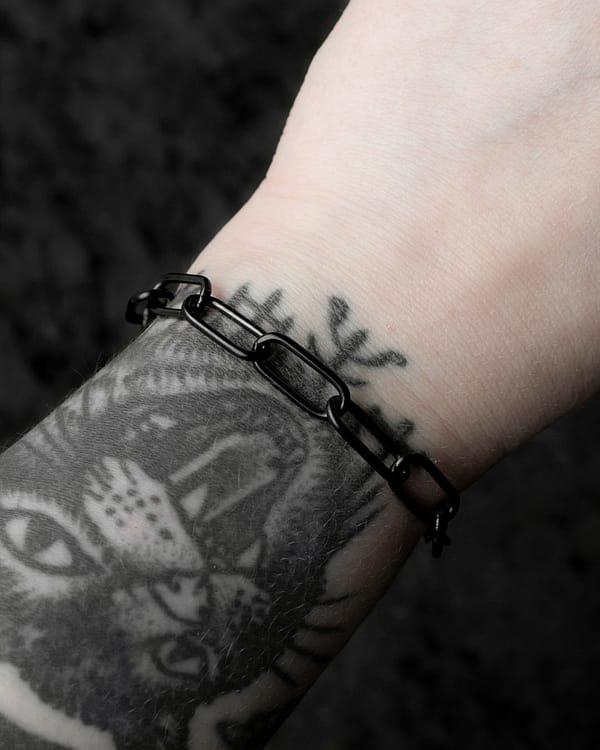 parker-stainless-steel-black-paperclip-bracelet-hellaholics-on-wrist