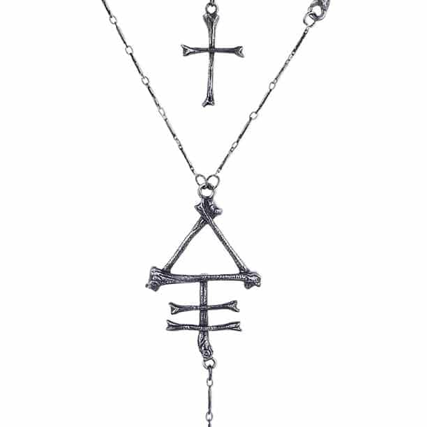 cross-bones-necklace-restyle-close-up
