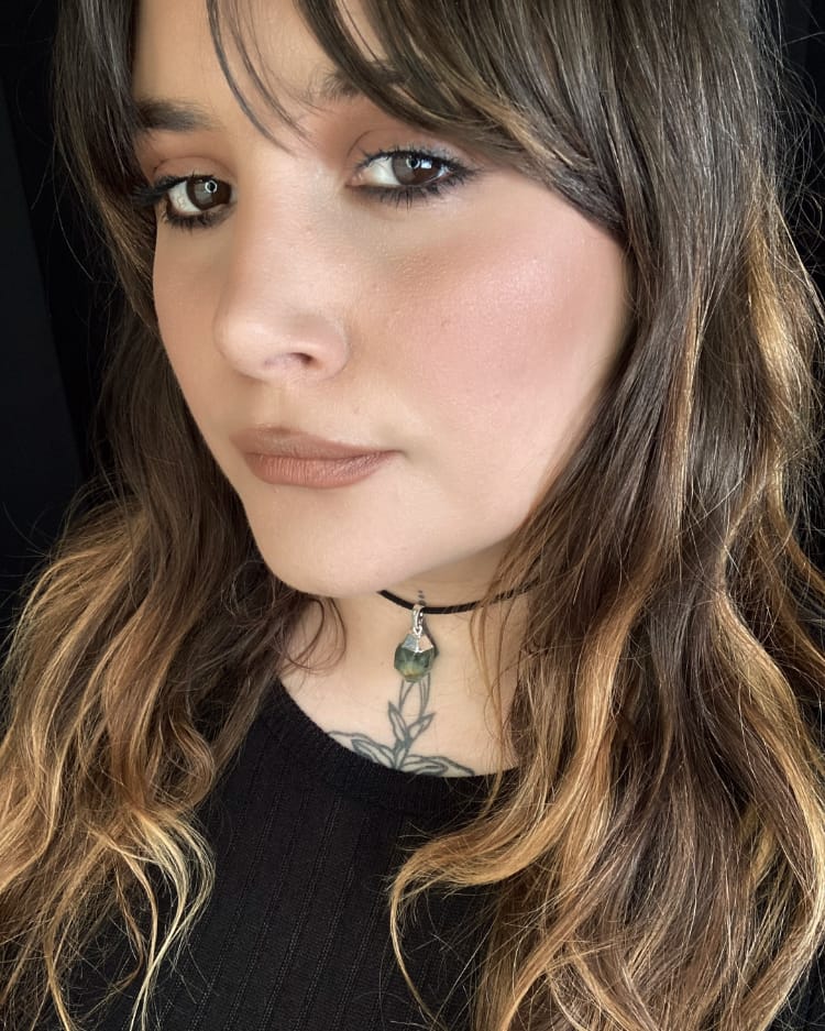 priya-green-rutilated-prehnite-choker-necklace-hellaholics-on-model