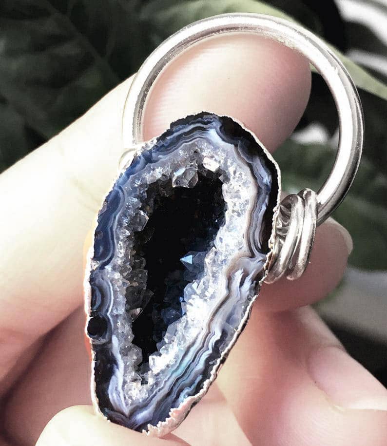 goddess-geode-black-grey-necklace-hellaholics-close-up-2