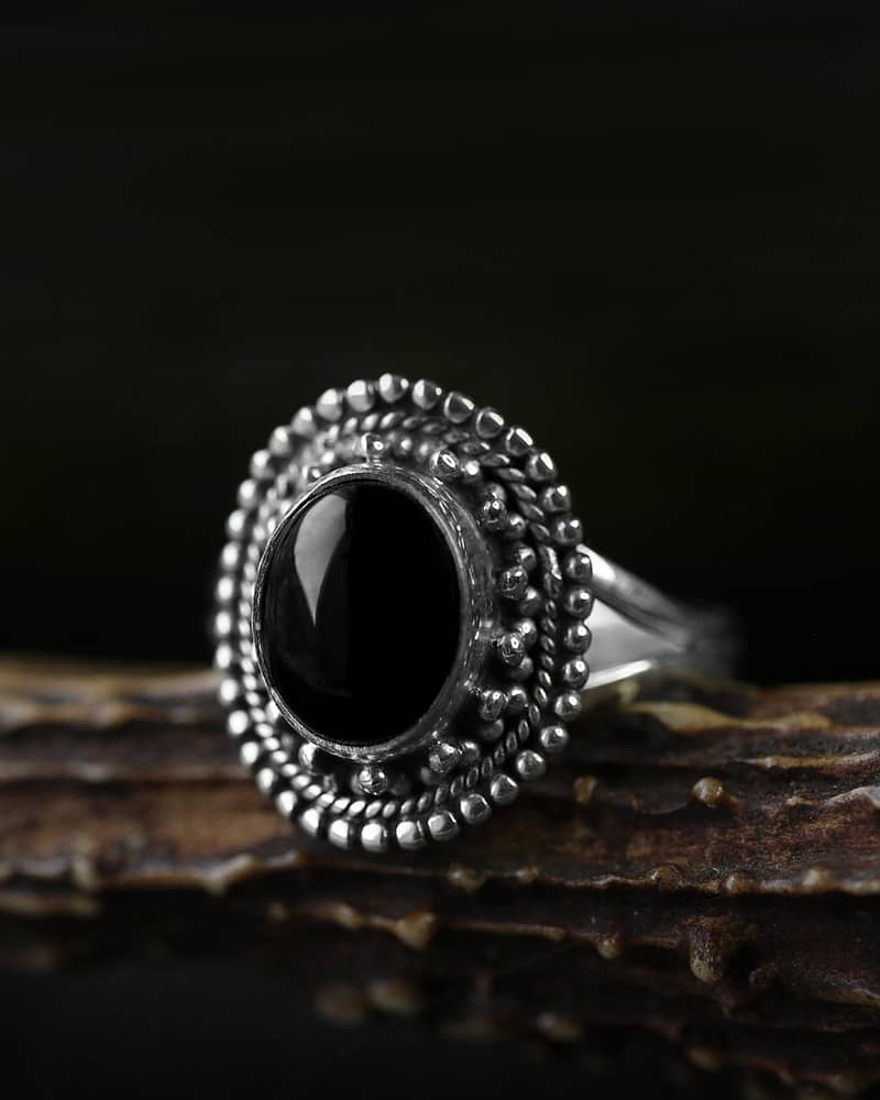 nathalia-onyx-silver-ring-close-up-helalholics