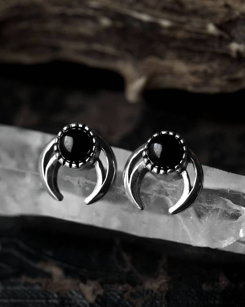 arya-onyx-silver-hunting-moon-earrings-hellaholics-mood-image