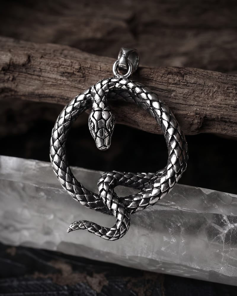 the-queens-serpent-silver-snake-necklace-mood-dark-hellaholics-look