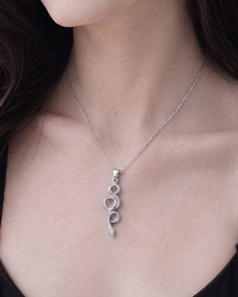 nira-necklace-with-snake-silver-neck-close-up-model-hellaholics-look