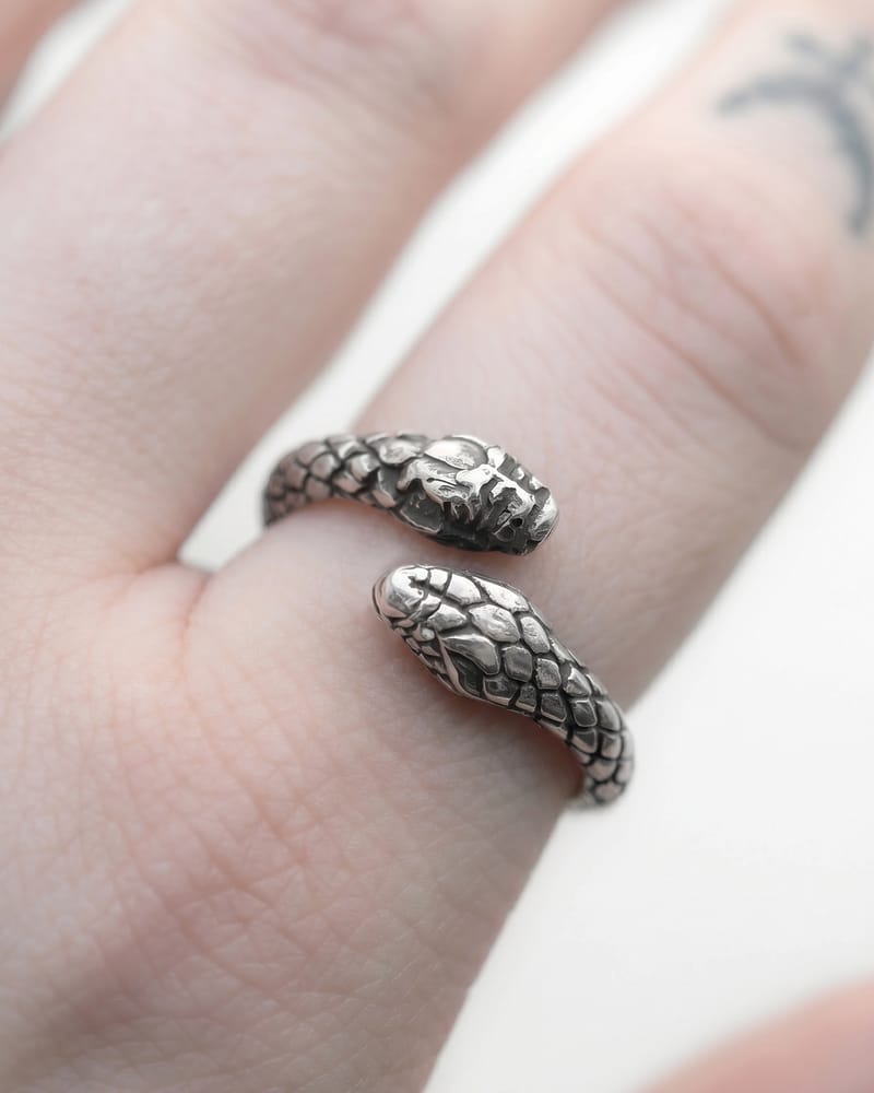 two-headed-adjustable-snake-ring-silver-finger-close-up-hellaholics-look