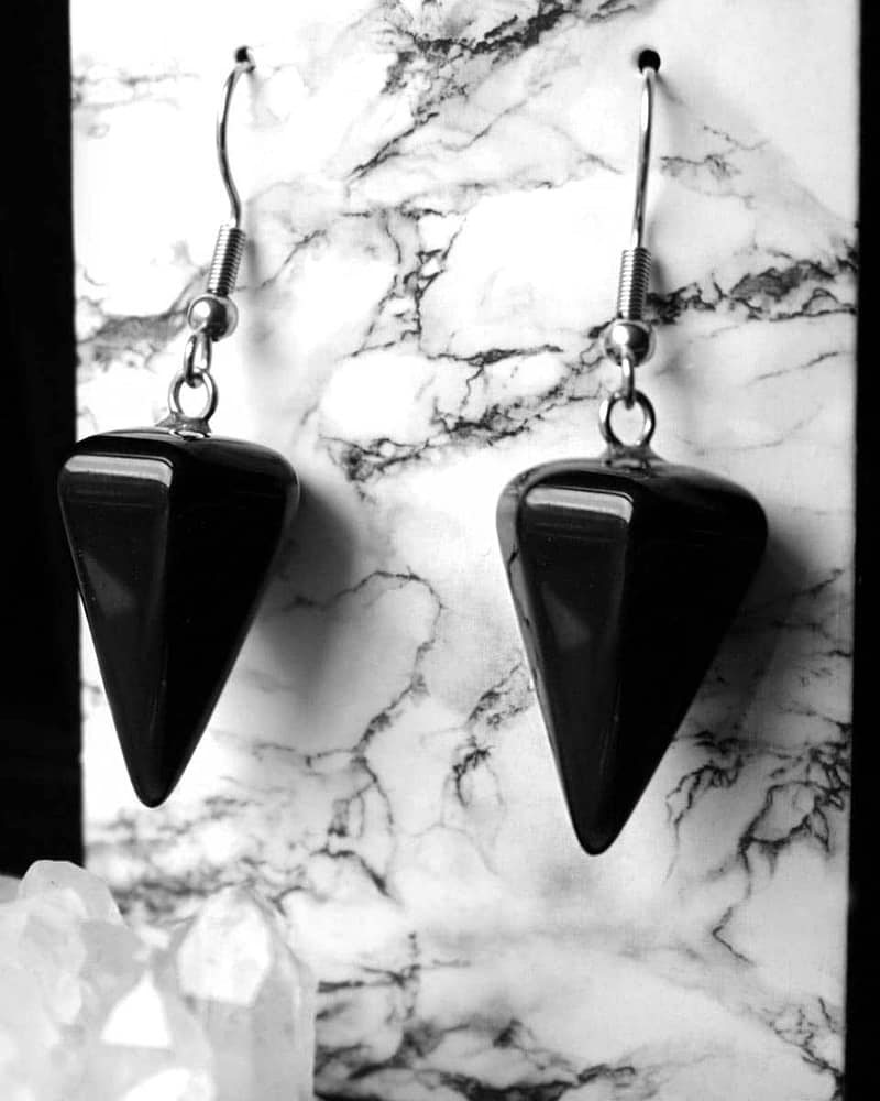 pendulum-onyx-earrings-close-up-hellaholics