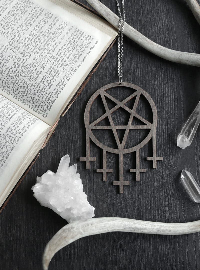 pentagram-cross-wooden-necklace-brown-hellaholics (1)