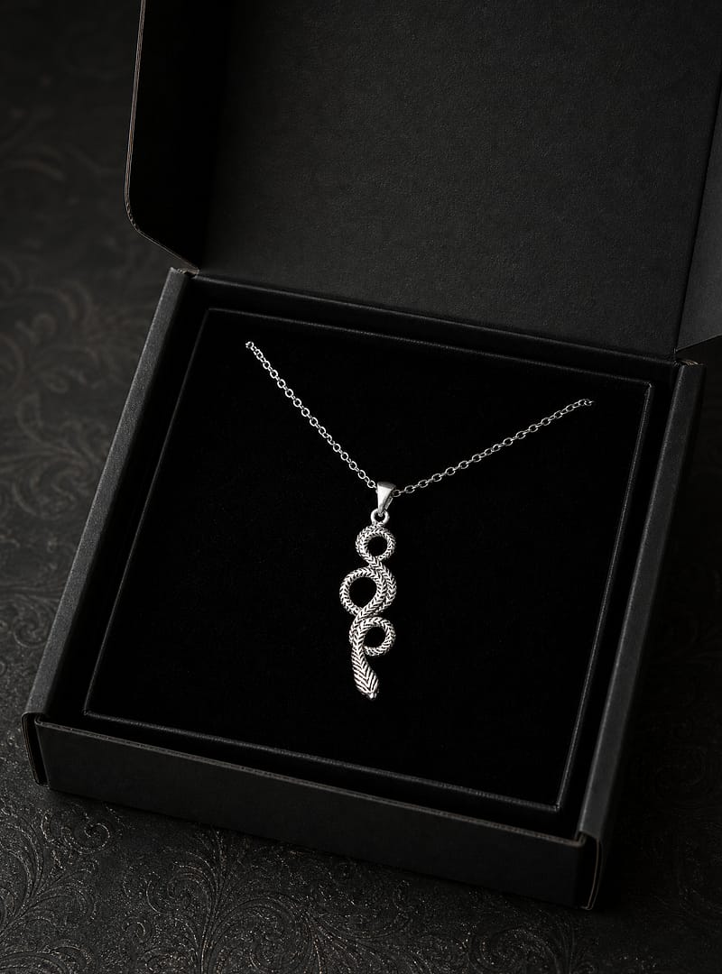 nira-necklace-with-snake-silver-giftbox-hellaholics-look nira-necklace-with-snake-silver-giftbox-hellaholics-look