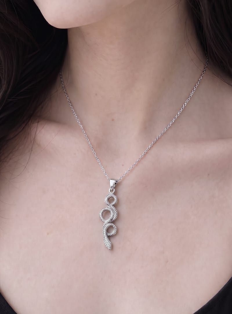 nira-necklace-with-snake-silver-neck-close-up-model-hellaholics-look nira-necklace-with-snake-silver-neck-close-up-model-hellaholics-look
