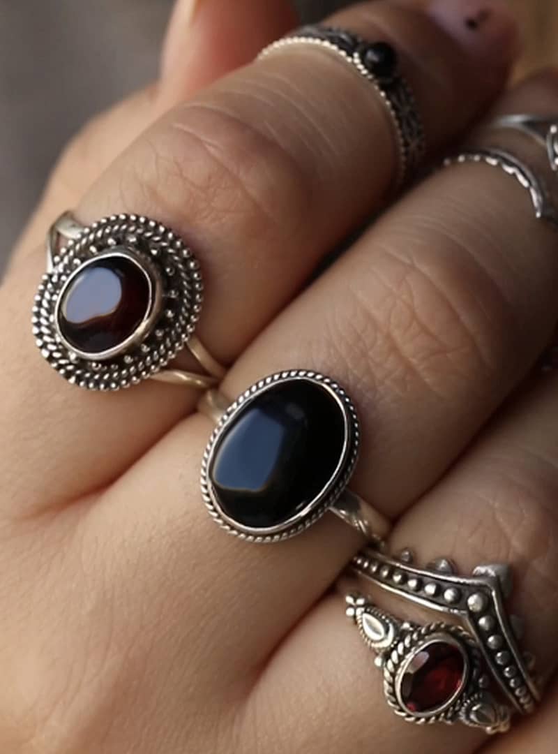 styling-giana-garnet-silver-ring-hellaholics-focus-nathalia