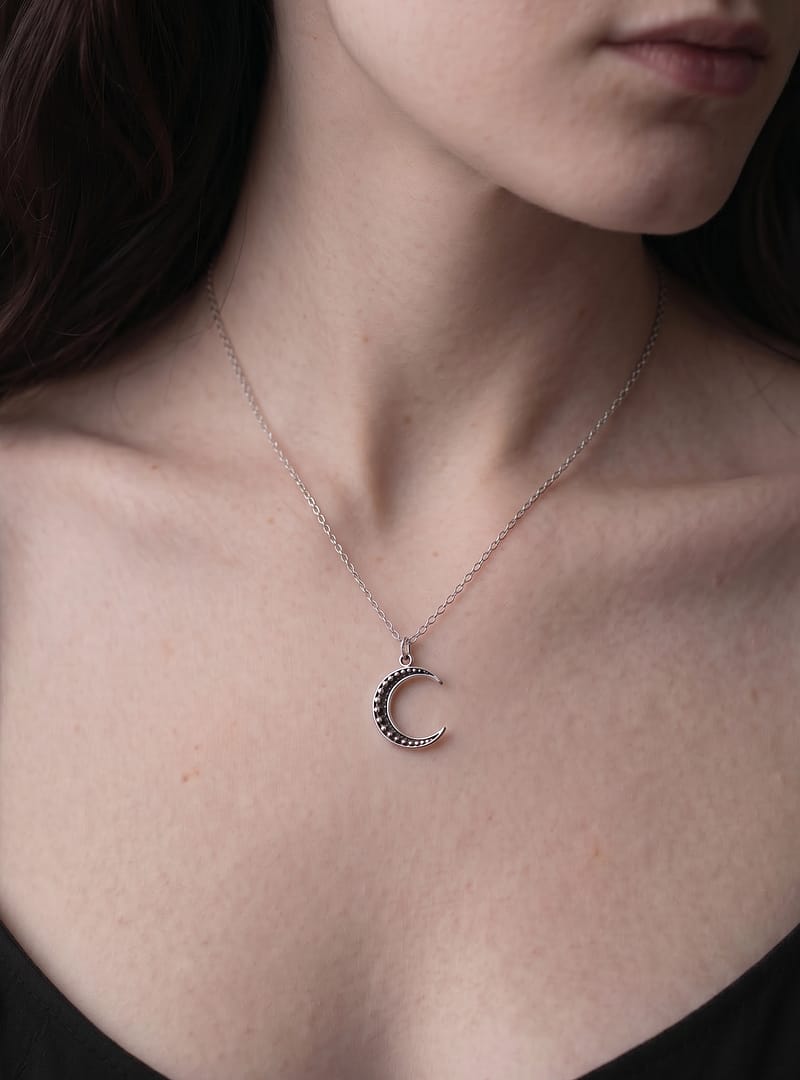 luneth-moon-crescent-necklace-silver-neck-close-up-model-hellaholics-look luneth-moon-crescent-necklace-silver-neck-close-up-model-hellaholics-look