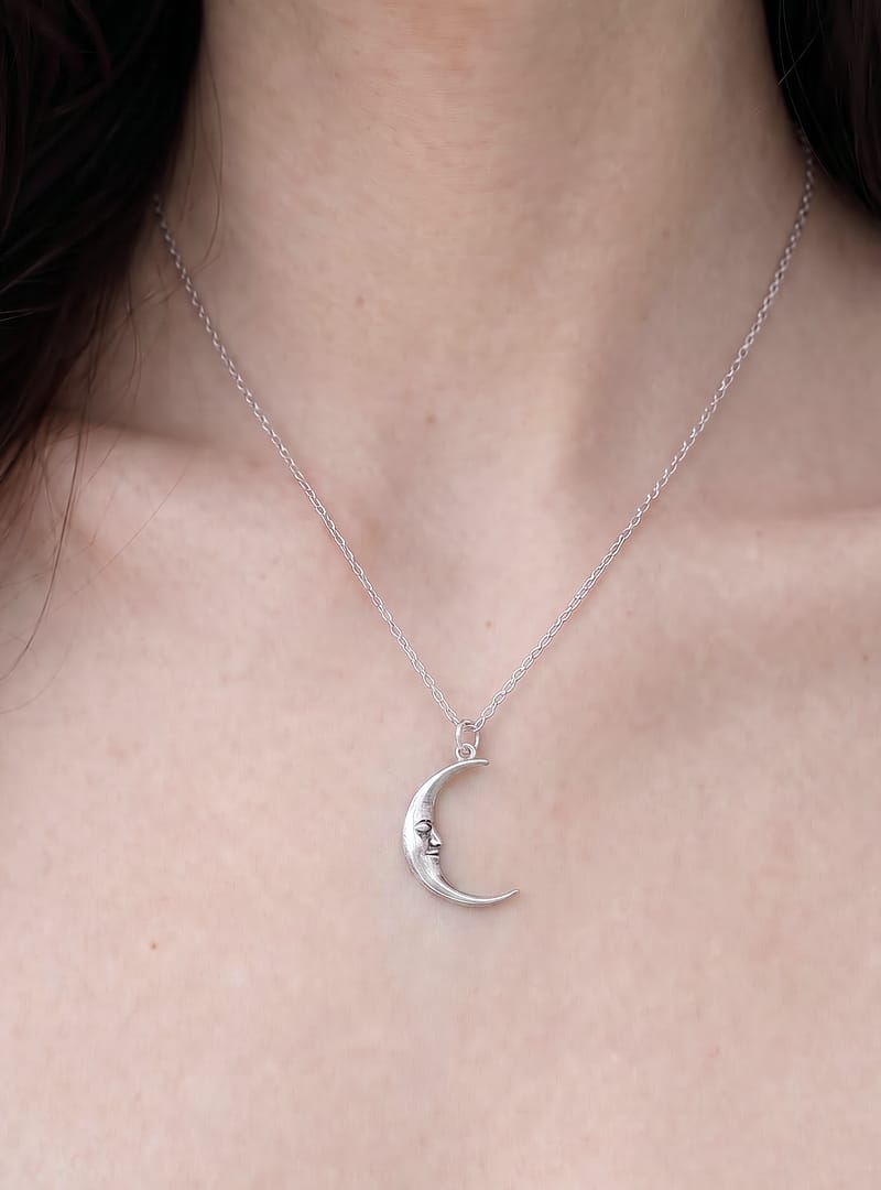 90s-crescent-moon-necklace-silver-chain-neck-close-up-model-hellaholics 90s-crescent-moon-necklace-silver-chain-neck-close-up-model-hellaholics