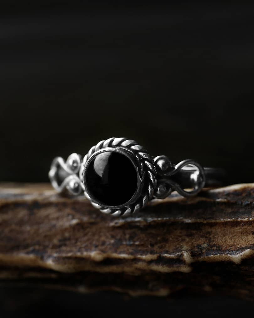 amaya-onyx-silver-ring-close-up-hellaholics (2)