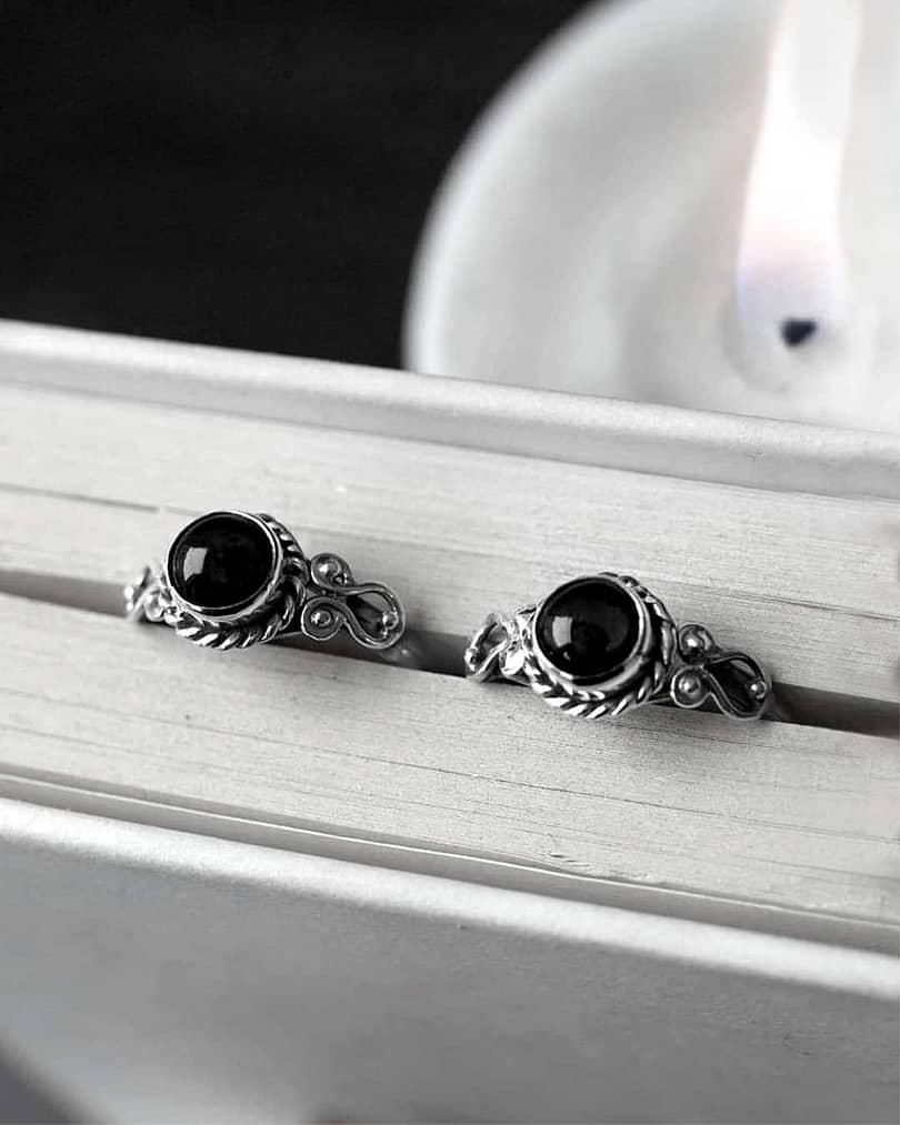 amaya-onyx-stone-silver-rings-close-up-hellaholics